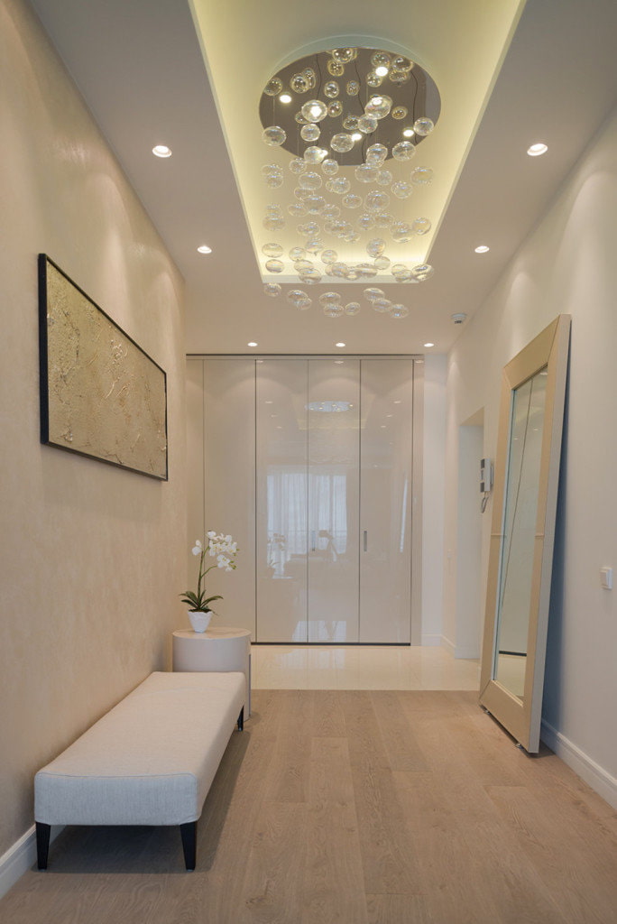 wit plafond in de gang