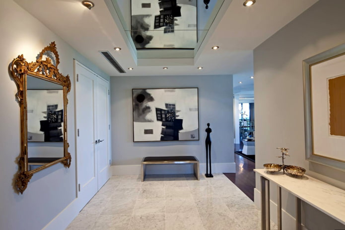 spiegelplafond in de hal interieur