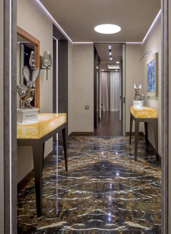 zwevend plafond in het interieur van de gang