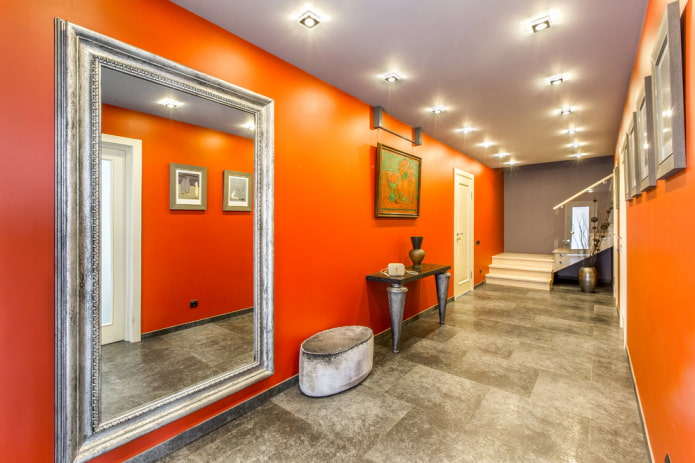 grijs plafond in het interieur van de hal