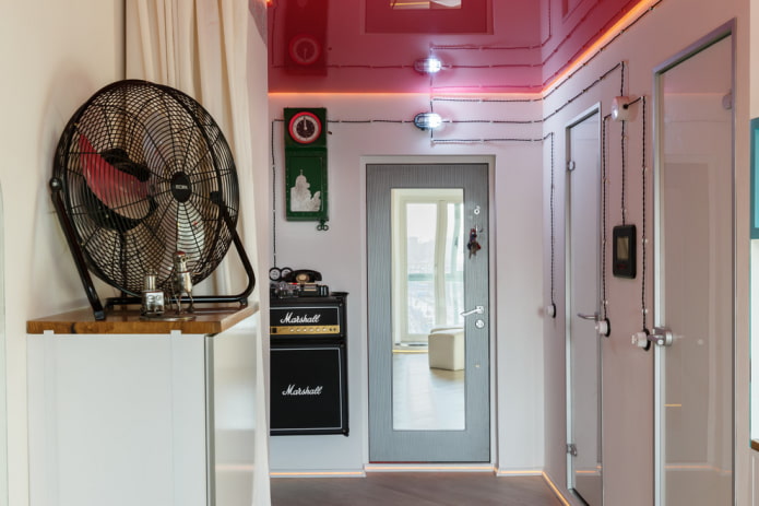 rood plafond in de gang