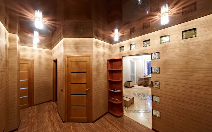 bruin plafond in de hal interieur