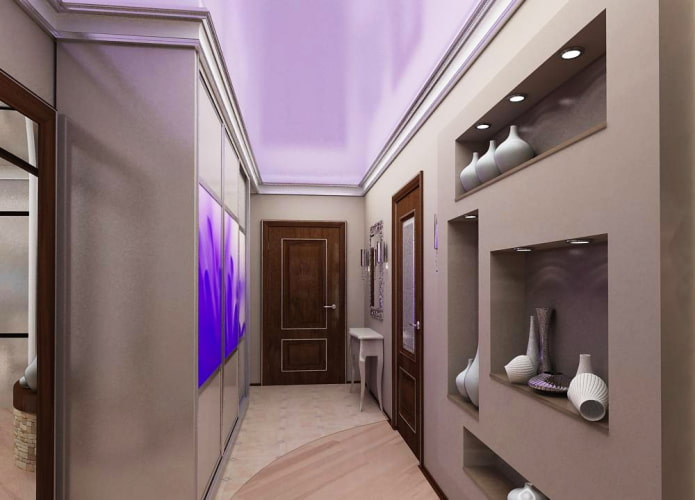 lila plafond in de hal