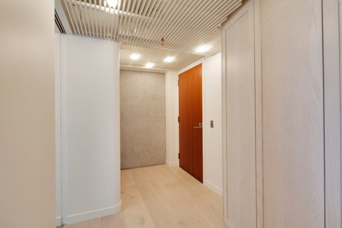 plafondontwerp in de gang in loftstijl