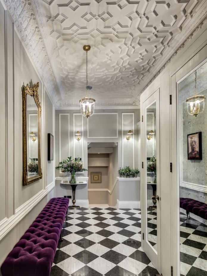 stucwerk aan het plafond in het interieur van de gang