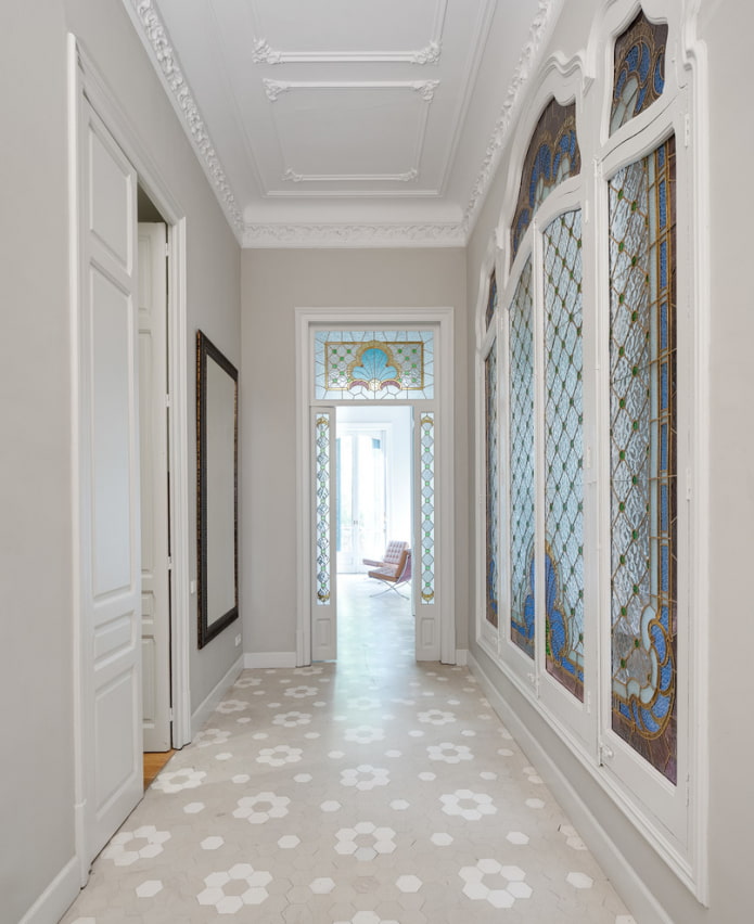 stucwerk aan het plafond in het interieur van de gang