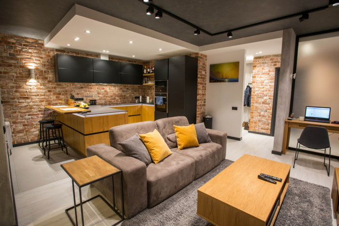 gecombineerd plafond in het interieur van de keuken-woonkamer