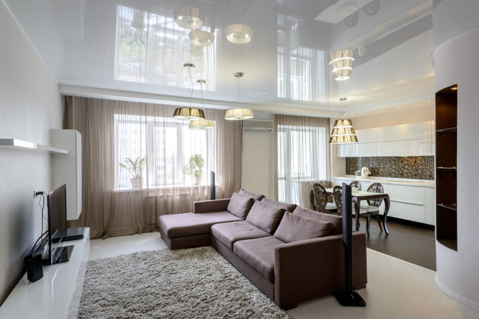 spanplafond in het interieur van de keuken-woonkamer