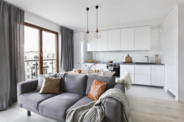 het plafond witwassen in het interieur van de keuken-woonkamer
