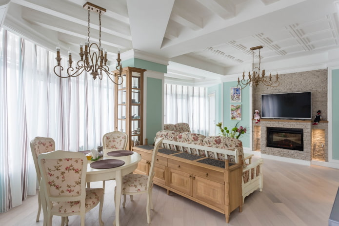 plafondontwerp in het interieur van de woonkeuken
