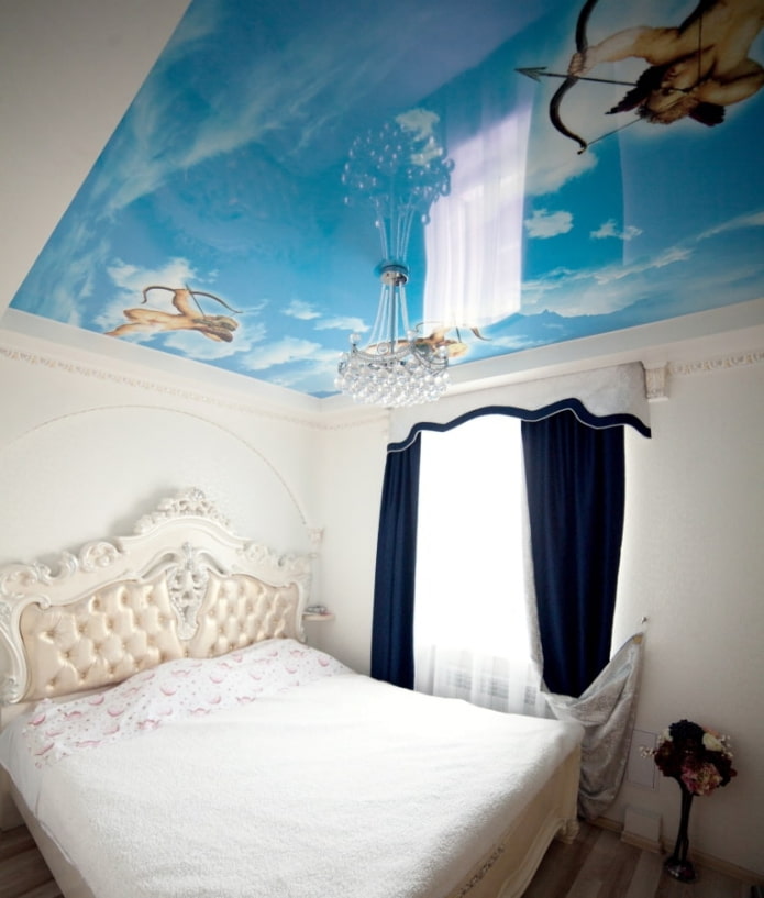 fotoafdrukken op het plafond in de slaapkamer