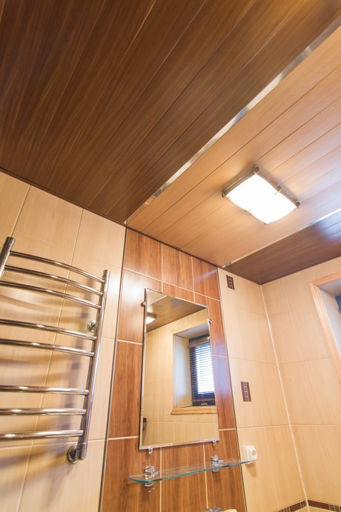 kunststof plafondpanelen in de badkamer