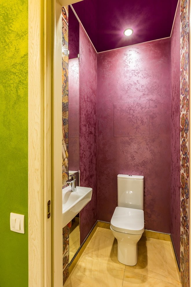 paarse plafondbekleding in de badkamer