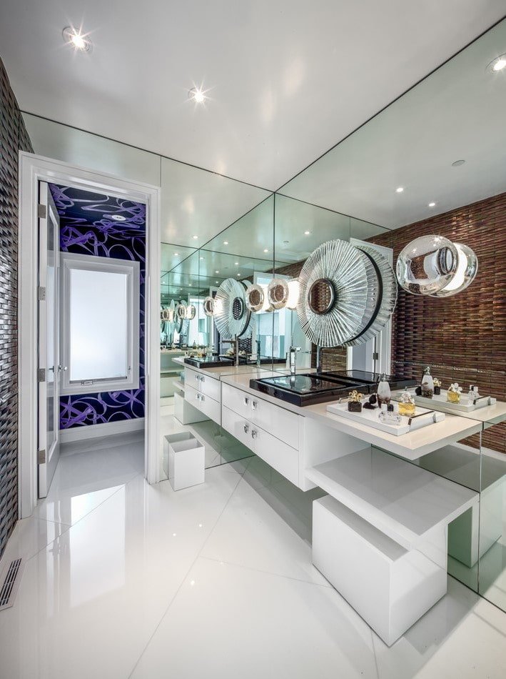 plafond met satijnen textuur in de badkamer