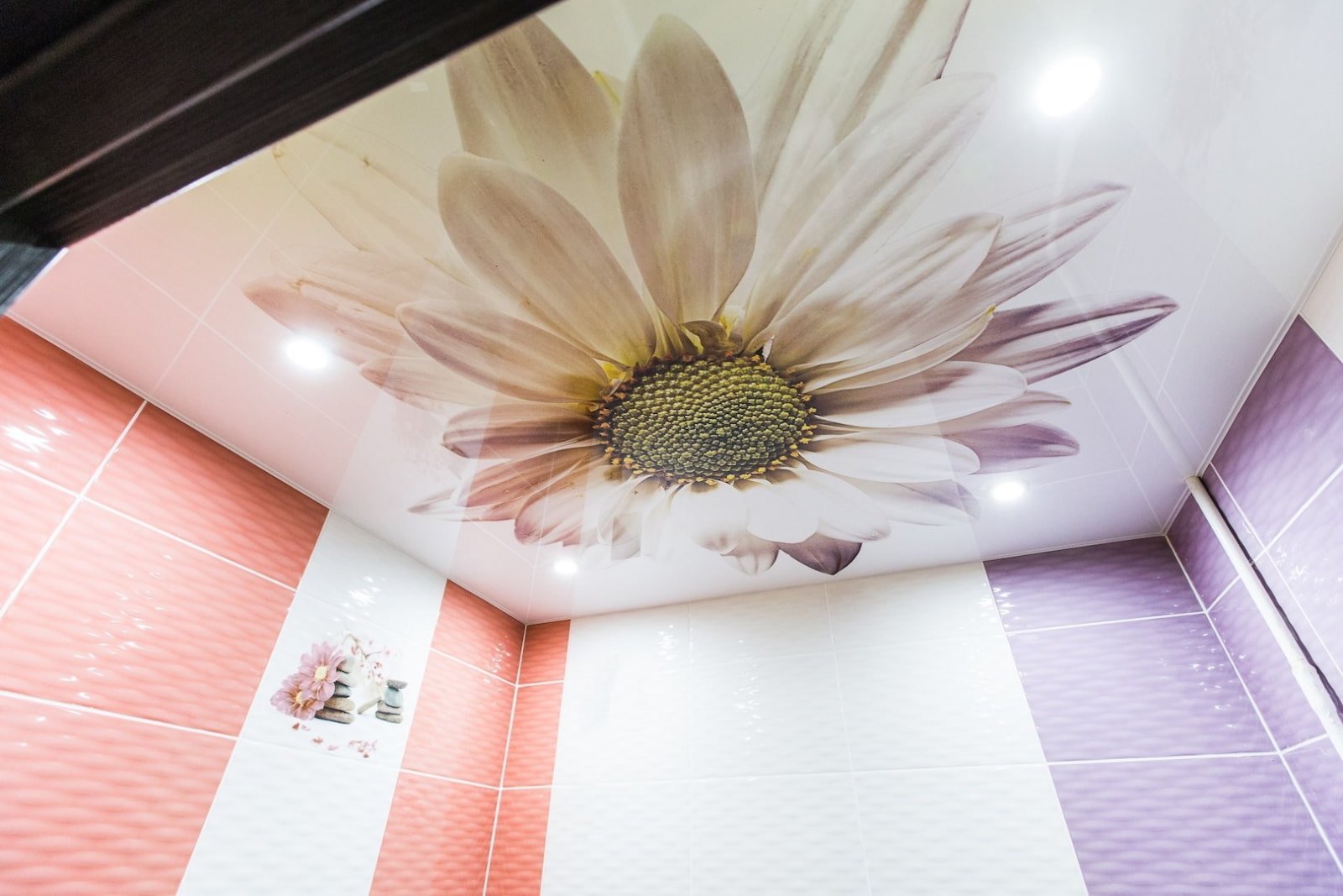 spannen plafond met fotoafdrukken in de badkamer