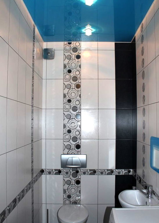 plafond met glanzende textuur in de badkamer