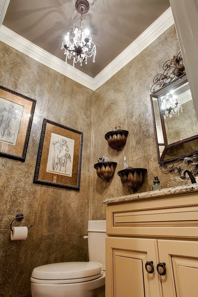 Venetiaans decoratief pleisterwerk in het toilet