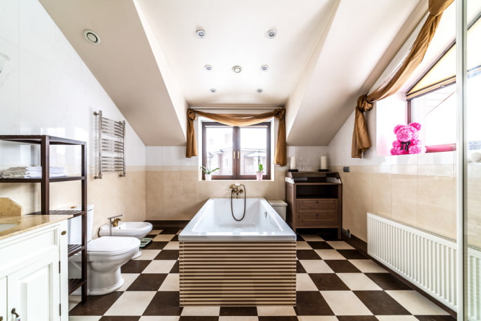 plafondontwerp in het interieur van een badkamer op zolder
