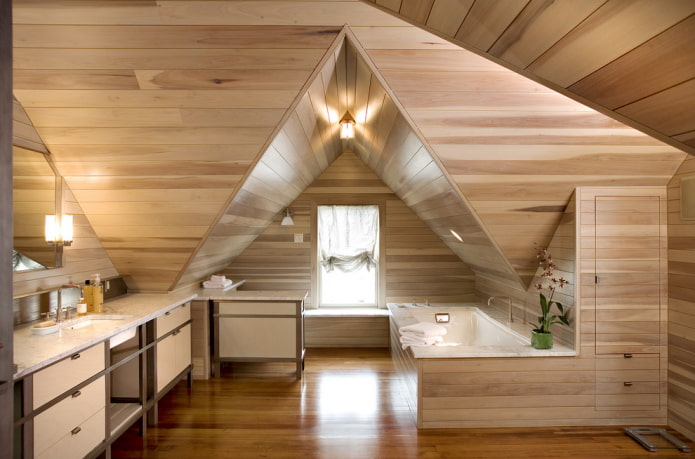 houten plafond in het interieur van de badkamer