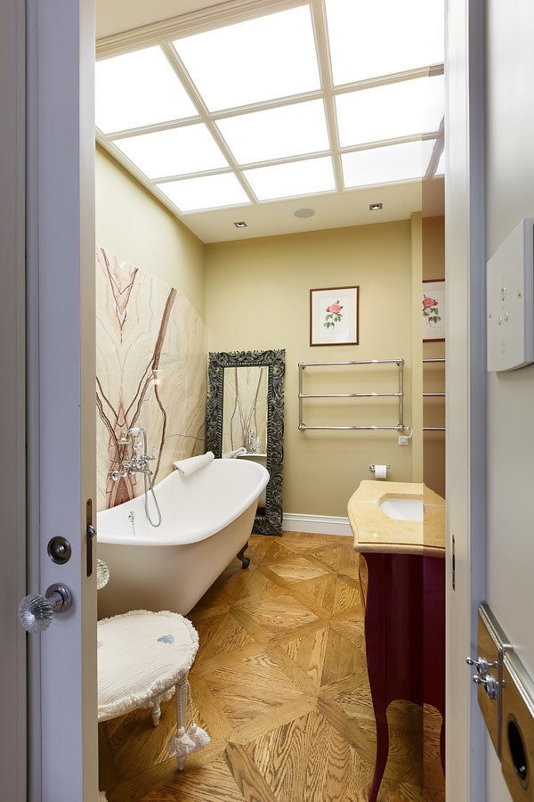 glazen plafond in het interieur van de badkamer