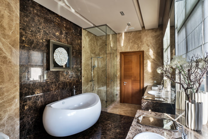 gipsplaatplafond in de badkamerinterieur