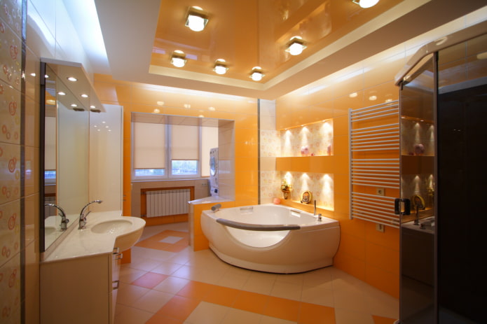 oranje plafond in het badkamerinterieur