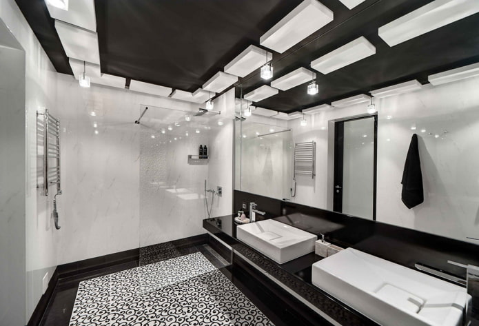 zwart plafond in het badkamerinterieur