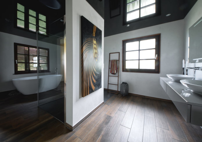zwart plafond in het badkamerinterieur