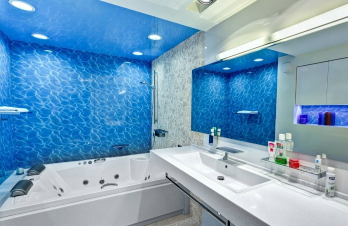 blauw plafond in het badkamerinterieur