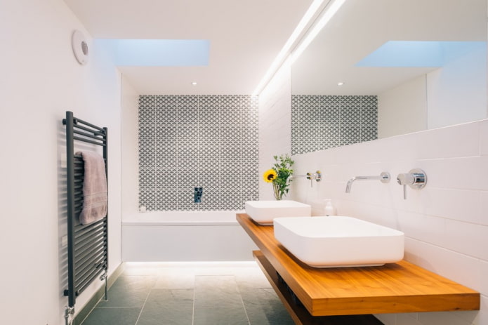 wit plafond in de badkamer