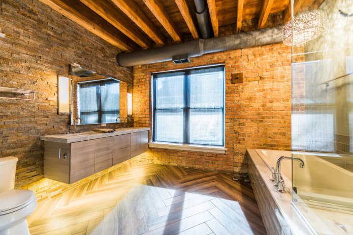 plafondontwerp in de badkamer in loftstijl