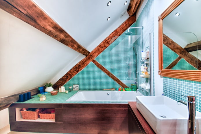 plafond met balken in het interieur van de badkamer