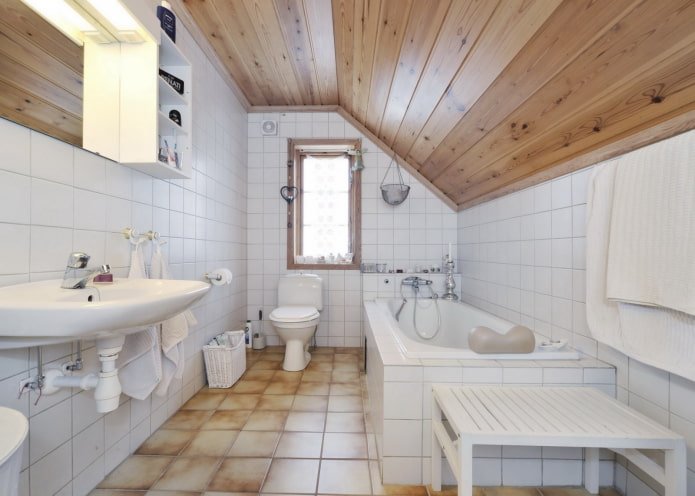 plafondontwerp in het interieur van een badkamer op zolder