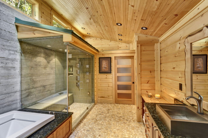 plafondontwerp in het interieur van de badkamer in een houten huis