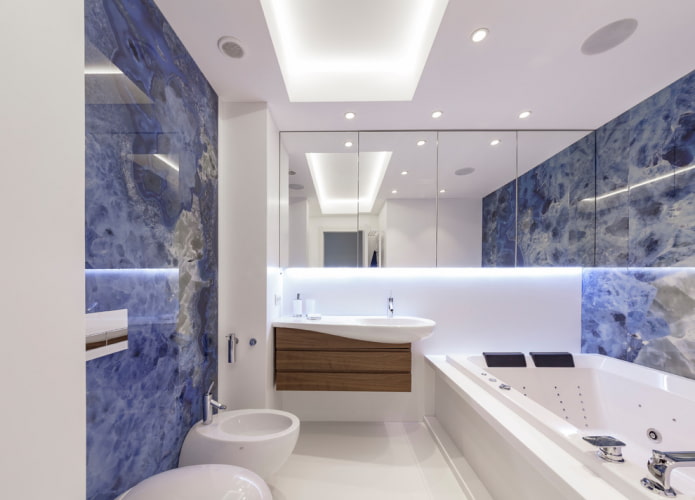 plafond met verlichting in het badkamerinterieur