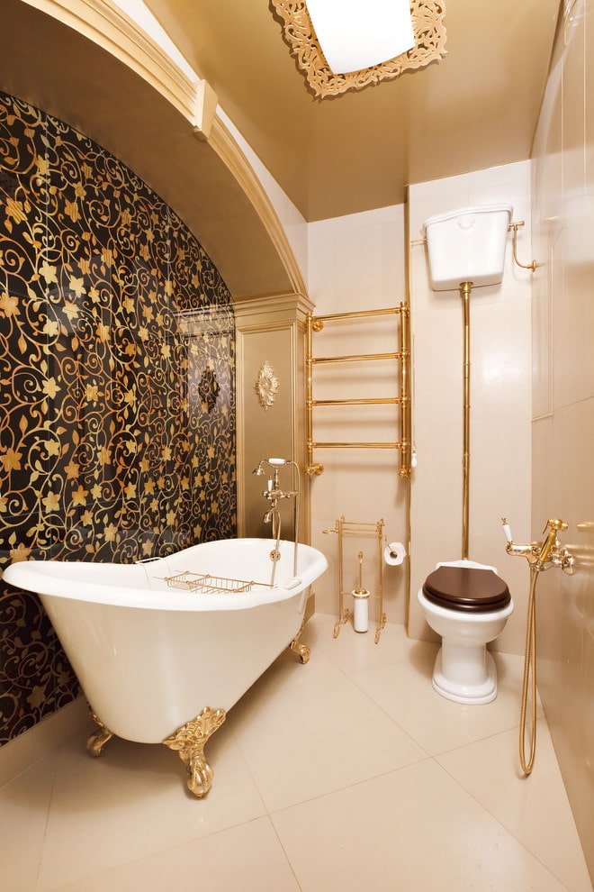 ontwerp van het plafond in de badkamer gecombineerd met het toilet