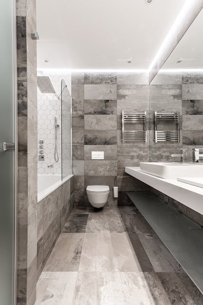 ontwerp van het plafond in de badkamer gecombineerd met het toilet