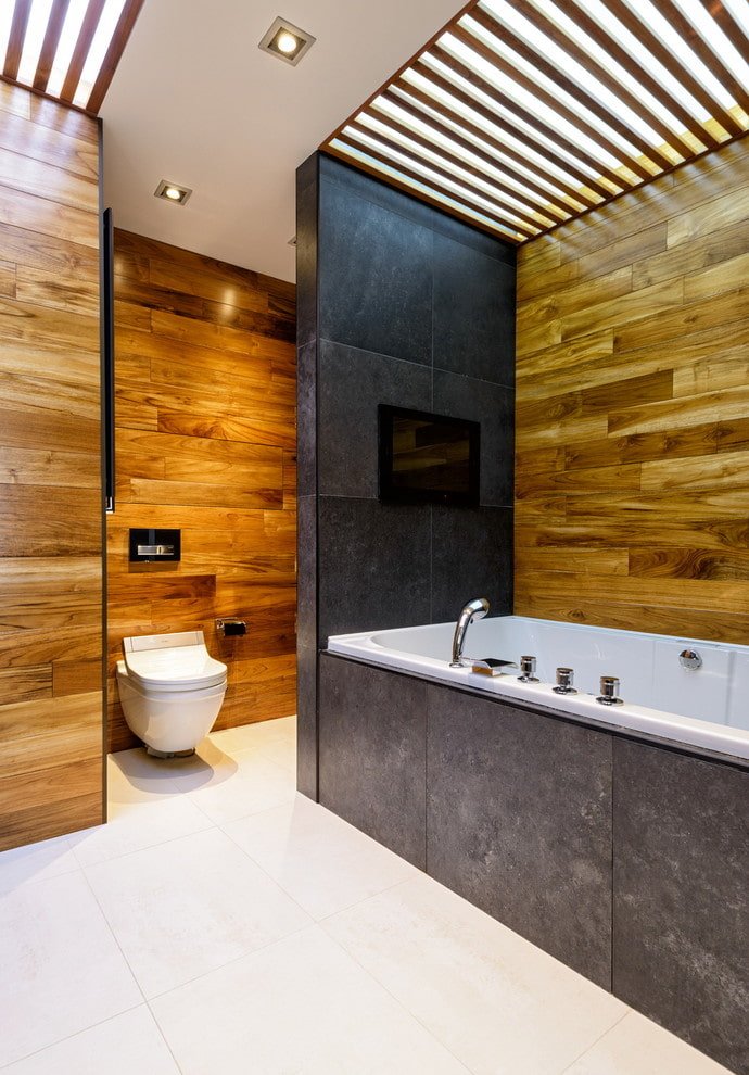 ontwerp van het plafond in de badkamer gecombineerd met het toilet
