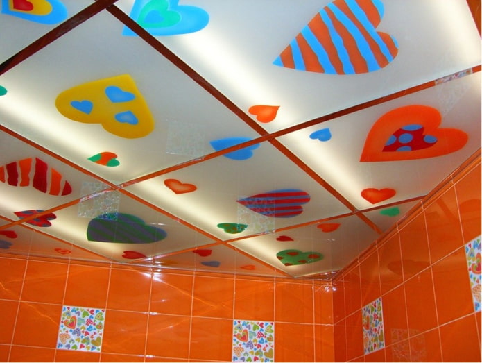 plafond met decoratieve stickers