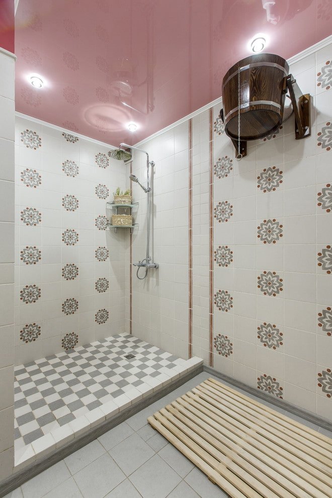 plafond met ??n niveau in het interieur van de badkamer