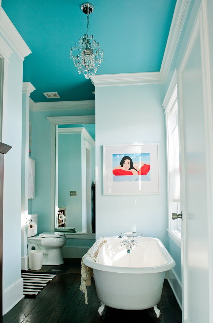 geschilderd plafond in het interieur van de badkamer
