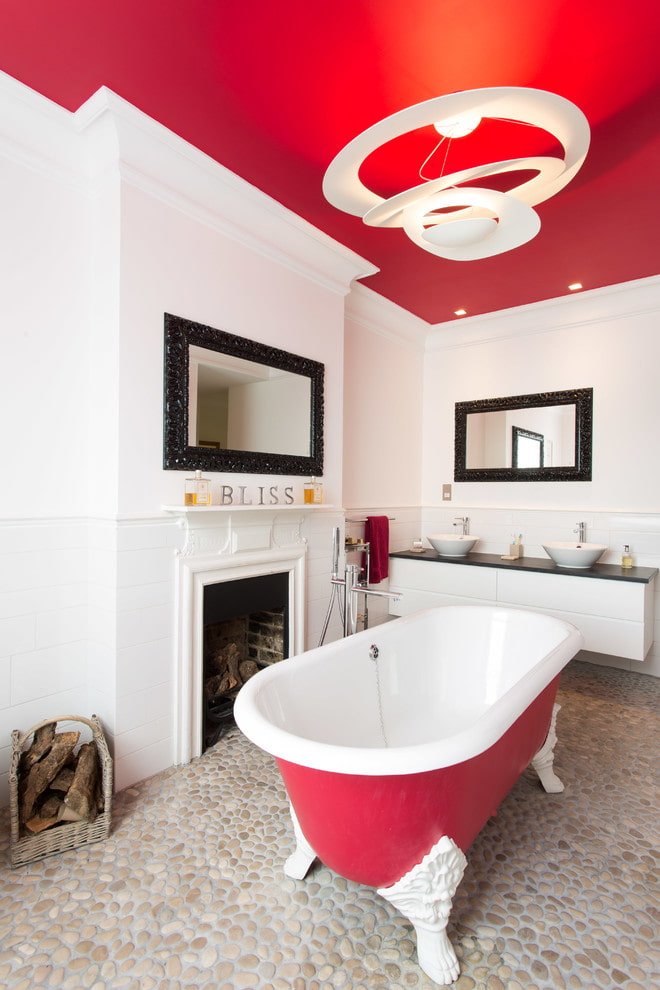 geschilderd plafond in het interieur van de badkamer