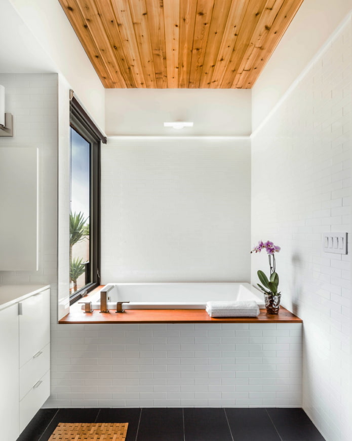 houten plafond in het interieur van de badkamer