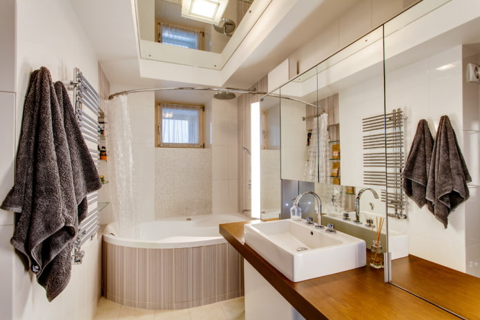 spiegelplafond in het interieur van de badkamer