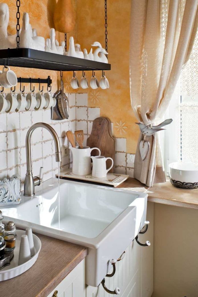 witte spoelbak in de keuken