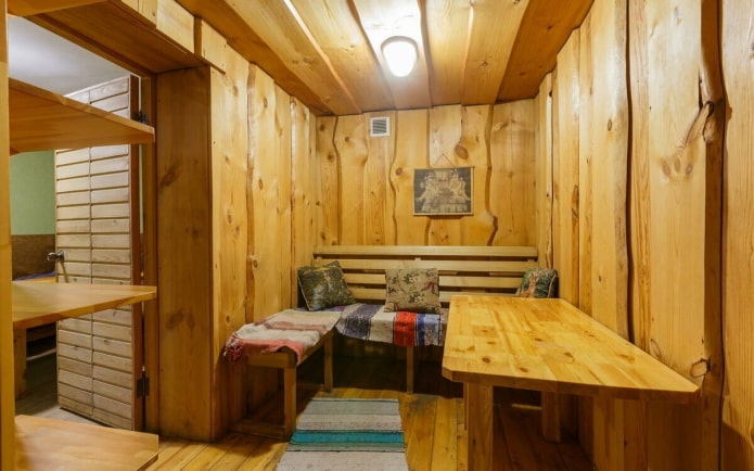muren in de kleedkamer bekleden met onafgewerkte planken