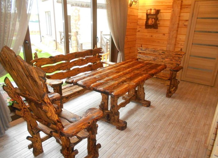 houten meubilair in de kleedkamer