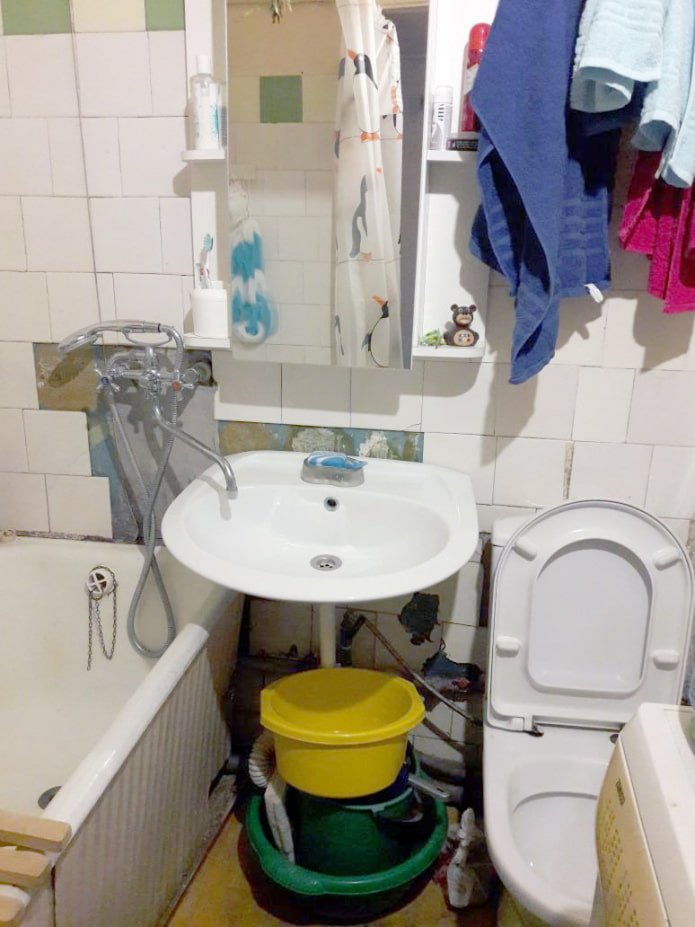Badkamer v??r de renovatie