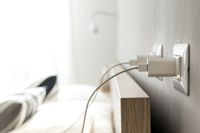 Oplader in het stopcontact