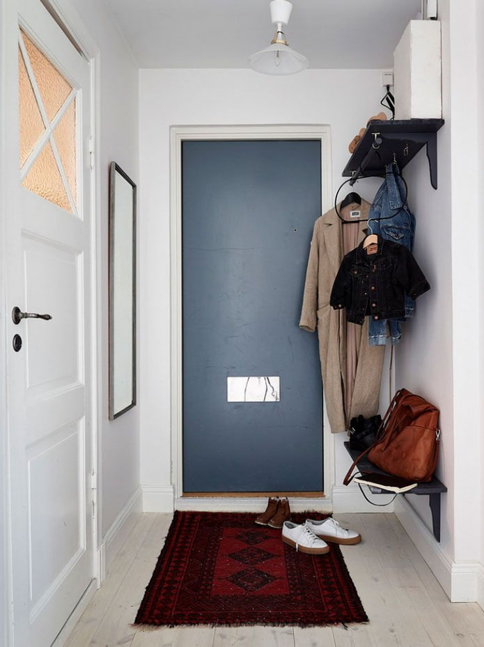 open opslagsysteem in het interieur van een smalle gang
